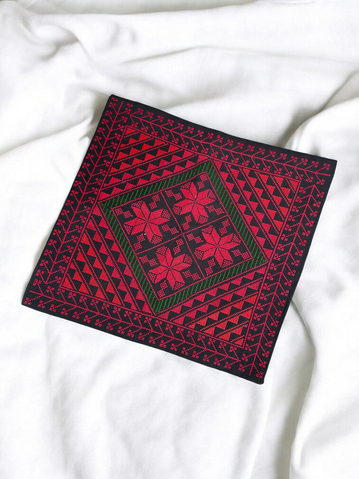 Tatreez Kissenbezug mit schönen Farben und Mustern