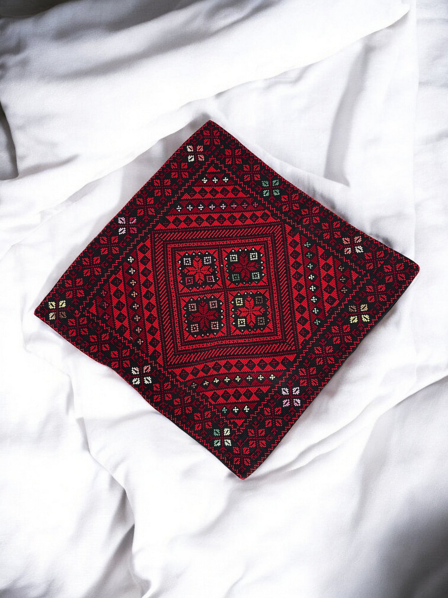 Tatreez Kissenbezug mit schönen Farben und Mustern