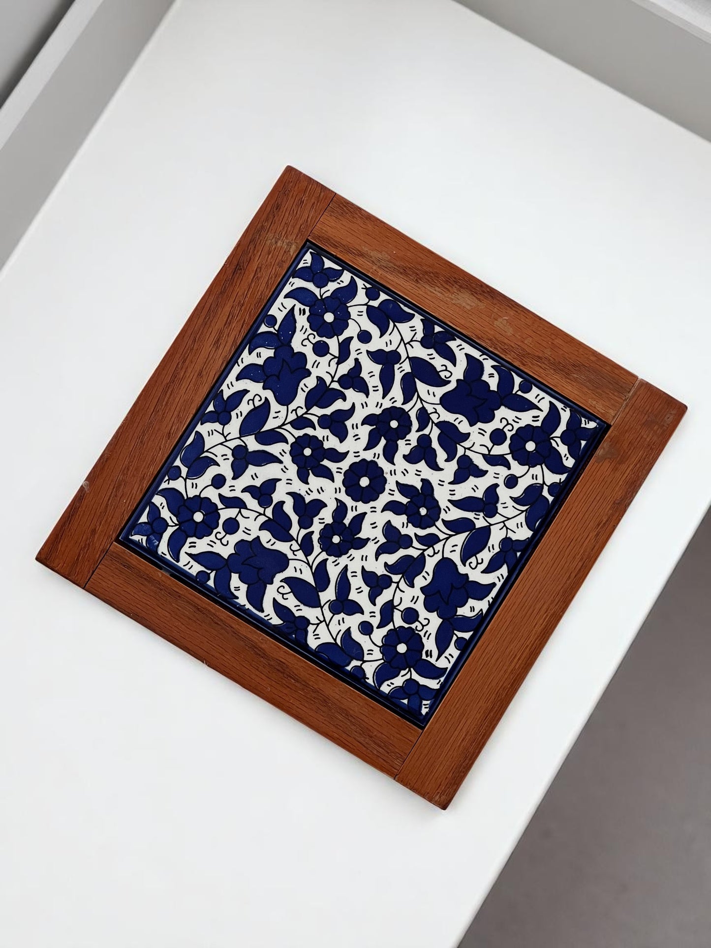 Keramikfliese mit Holzrahmen – Handgefertigt in Palästina