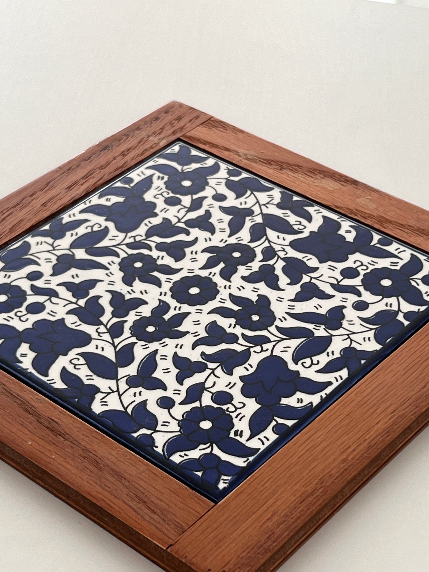 Keramikfliese mit Holzrahmen – Handgefertigt in Palästina