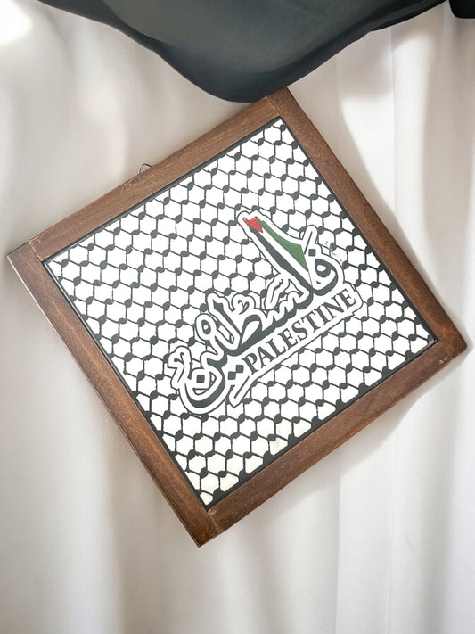 Keramik-Bild mit Kufiya-Muster und Flagge