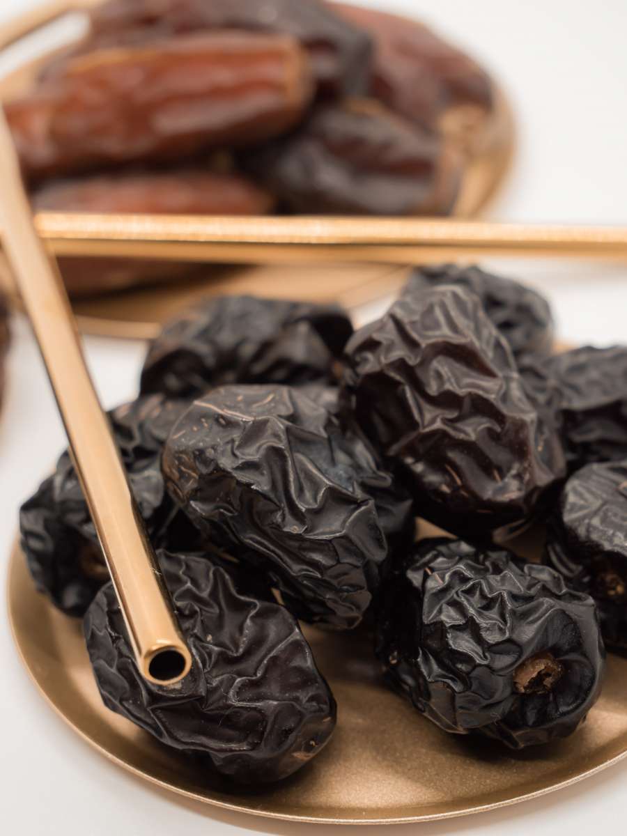 Echte schwarze Ajwa Datteln haben ganz feine weiße Linien auf der Haut.